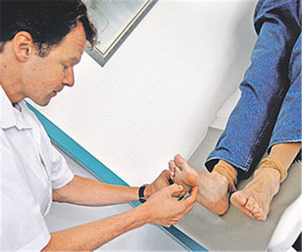 DMP innovativ weiterentwickeln Untersuchung eines Patienten im DMP-Diabetes: In Bayern sollen die Programme weiter verbessert werden.