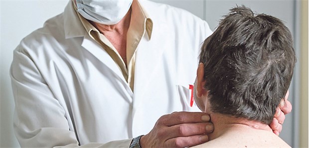 Diagnose-Tests bei Abwehrschwäche unzuverlässig Untersuchung eines Patienten mit Tuberkulose-Verdacht. Der Tuberkulin-Hauttest ist bei Immunschwäche nicht aussagekräftig.