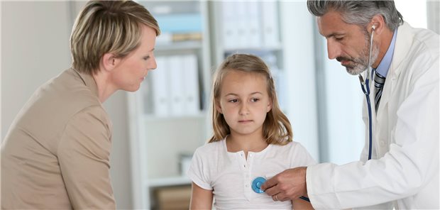 Untersuchung in der Kinderarztpraxis: Einstweilen sollen nur die Ärztinnen und Ärzte von der Entbudgetierung profitieren, die hausärztlich arbeiten. (Symbolbild mit Fotomodell)
