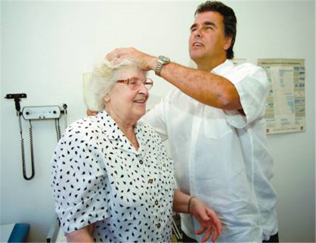 Große Diskrepanz bei der Honorierung zwischen Niedergelassenen und Ambulanzen Untersuchung in der Praxis: Viele Neurologen überweisen Patienten aus Kostengründen an Institutsambulanzen.