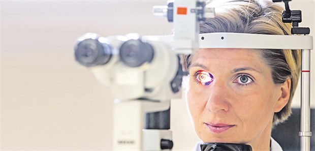 Untersuchung mit dem Spaltlampenmikroskop: Zur Früherkennung von Retinopathie werden Diabetikern jährliche Kontrollen empfohlen.