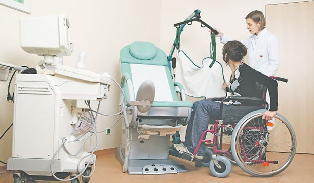 "Medizin ist auf Behinderte nicht eingestellt" Untersuchungen mit Hindernissen: Frauen im Rollstuhl müssen in den Stuhl mit einem Lifta (hinten) hineingehoben werden.