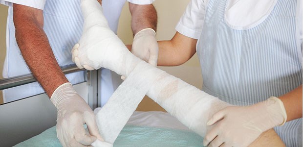 Zurück zum Sender Untersuchungen und Behandlungen in unmittelbarem Zusammenhang mit einer Op können auch von niedergelassenen Vertragsärzten erbracht werden. Die Kliniken müssen sie aber beauftragen - und auch bezahlen.