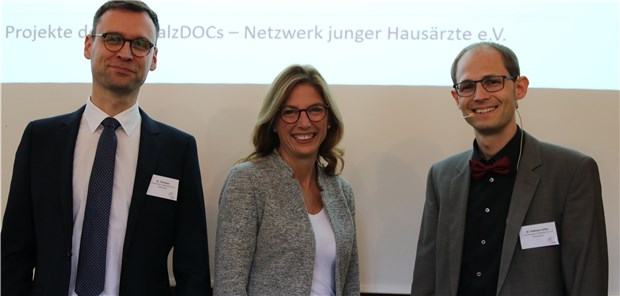 Nehmt uns bitte noch an die Hand! Unterwegs für junge Ärzte: Von links: Dr. Dominik Schubert, 2. Vorstandsvorsitzender SüdpfalzDOCs e.V., Sabine Bätzing-Lichtenthäler, Gesundheitsministerin RLP, Dr. Jonas Hofmann-Eifler, Vorstandsvorsitzender SüdpfalzDOCs e.V..