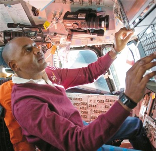 Der erste Orthopäde im Weltraum Unterwegs im All: Dr. Robert Satcher war Orthopäde und Spezialist für Knochenkrebs, ehe er bei der NASA Astronaut wurde.