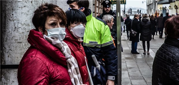 Italiener realistisch: „Es ist klar, dass wir mehr Fälle haben werden.“ Unterwegs mit Atemschutzmaske. Die Menschen in Italien wollen sich vor Covid-19 schützen.