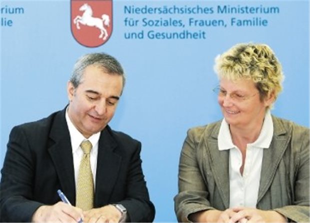 Unterzeichnen Fördervertrag: Niedersachsens Sozialministerin Mechthild Ross-Luttmann, Ramzan Salman, Ethnomedizinisches Zentrum.