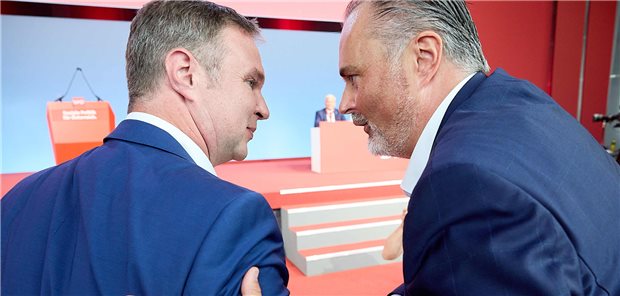 SPÖ-Wahlpanne lässt Österreichs Ärzte wieder besser schlafen Unverhofft – zumindest aus Sicht der Österreichischen Ärztekammer – half bei der Wahl zum neuen SPÖ-Chef in Österreich wohl Artikel 3 des kölschen Grundgesetzes: Et hätt noch emmer joot jejange. Nach einer Wahlpanne ist nun Andreas Babler (r.) neuer SPÖ-Chef und nicht sein Konkurrent Hans Peter Doskozil, der das Gesundheitssystem hätte wohl umkrempeln wollen.