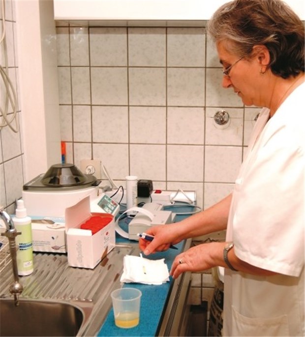 Gute Therapie bremst Mikroalbuminurie Urinprobe - bei Hypertonikern sollte regelmäßig ein Test auf Mikroalbuminurie erfolgen. Sie ist ein Marker für ein erhöhtes kardiovaskuläres Risiko.