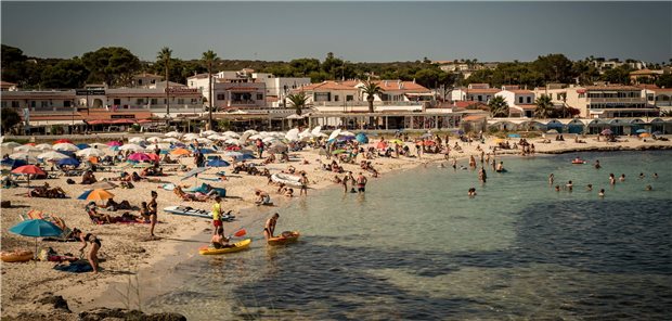 Spanien und die Niederlande werden Corona-Hochinzidenzgebiete Urlauber kühlen sich am Strand Punta Prima in Sant Lluis, im Süden von Menorca, ab.