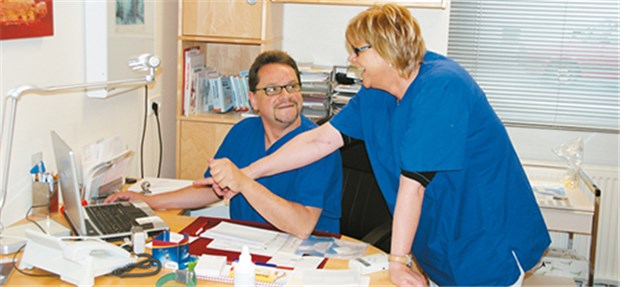 Hausärzte-Initiative holt Fachärzte aufs Land Urologe Dr. Horst Brenneis aus Primasens (hier mit seiner Frau Silvia) kommt alle 14 Tage für die Sprechstunde nach Waldfischbach-Burgalben.