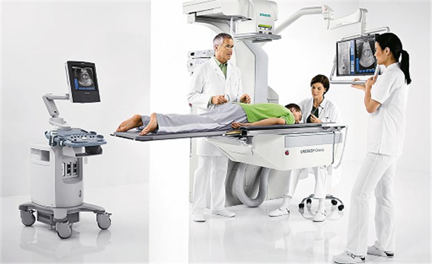 Uroskop Omnia bietet ungehinderten Zugang zum Patienten.