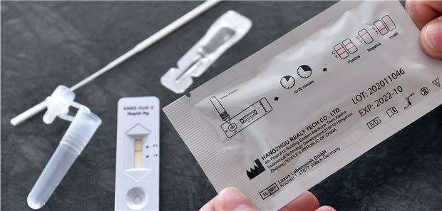 Staatsanwälte ermitteln in mindestens 50 Fällen gegen Corona-Schnelltestzentren Utensilien für einen Antigen-Schnelltest – Handwerkszeug auch für manchen Betrüger unter den Testzentren?