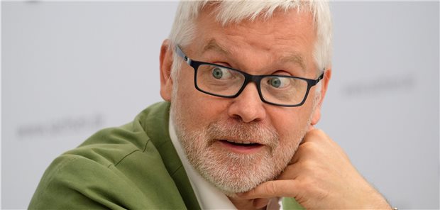 Sächsischer Sozialstaatssekretär Gaul in den Ruhestand versetzt Uwe Gaul, Staatssekretär im sächsischen Sozialministerium, im Bild bei einer Pressekonferenz zur Corona-Verordnung am 23. Juni 2020 in Dresden. Er wird nun in den Ruhestand versetzt und tritt aus der Partei aus.