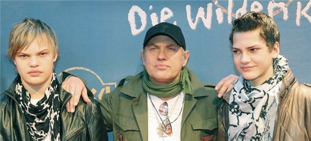"Mir kann man bei Drogen und Alkohol nichts vormachen" Uwe Ochsenknecht mit seinen beiden Söhnen Jimmy Blue (r.) und Wilson Gonzales.