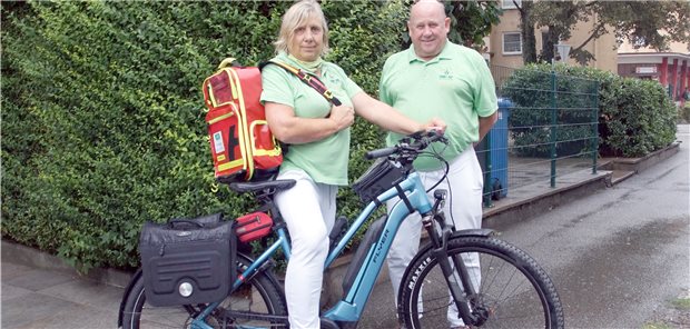 E-Bikes kommen bei VERAH gut an VERAH Andrea Schreiter aus Pforzheim und der Allgemeinmediziner Dr. Peter Engeser.