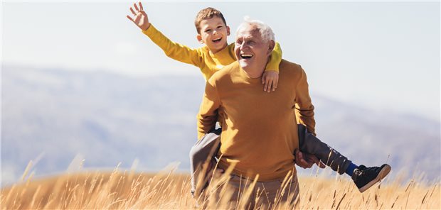 Väter über 60: Die meisten Länder empfehlen die assistierte Reproduktion nur für Männer unter 60 Jahren. (Symbolbild mit Fotomodell)