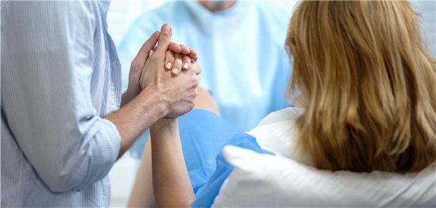 Vaginale Entbindung: Die Rate kindlicher Infektionen ist bei Schwangeren mit COVID-19 durch eine Spontangeburt wohl nicht erhöht.