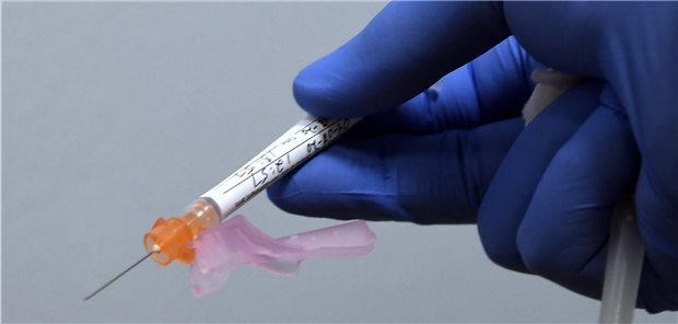 Moderna beantragt EU-Zulassung für Corona-Impfstoffe Vakzin oder Placebo? Eine Impfspritze im Rahmen der Phase-III-Studie von Moderna an einem Studienzentrum in Florida.