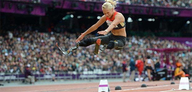 'Wir brauchen uns vor olympischen Athleten nicht zu verstecken' Vanessa Low (hier bei den Paralympics in London 2012) gewann auch in Rio Gold für Deutschland und verbesserte dabei ihren eigenen Weltrekord auf 4,93 Meter.