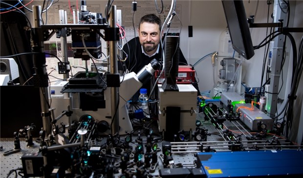 Unsichtbares sichtbar machen mit Laser und Ultraschall Vasilis Ntziachristos inmitten seines Optoakustik-Mikroskops.