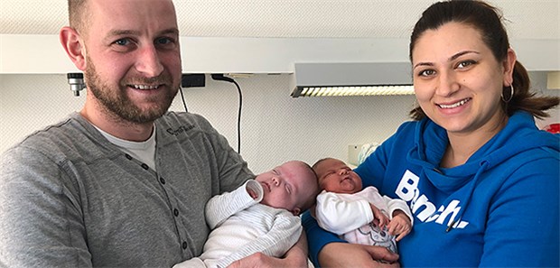 Zwillingsschwester wird Monate später geboren Vater Alexander mit der erstgeborenen Liana im Arm, und Mutter Oxana freuen sich über die Geburt von Leonie, die 97 Tage später als ihre Zwillingsschwester zur Welt kam.