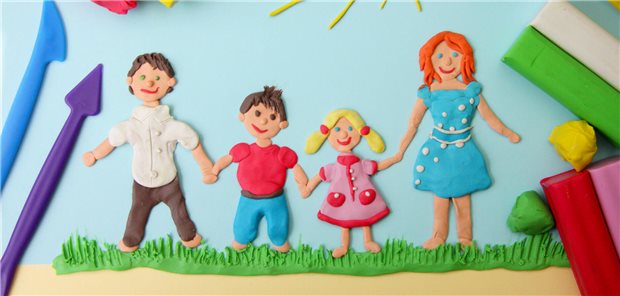 Urteil: Aller guten Dinge sind bei Kinderwunschbehandlung mehrmals drei Vater, Mutter und Kinder aus Knetfiguren.