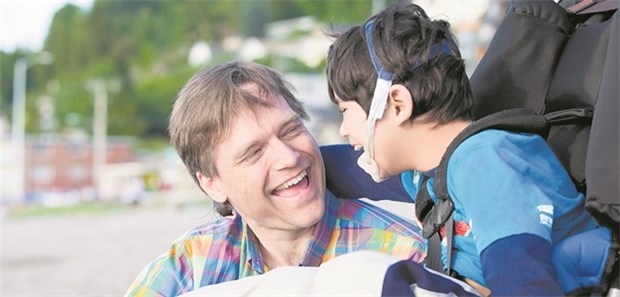 Kindernetzwerk wird 25 – und hat noch viel vor Vater und Sohn — im Kindernetzwerk teilen Eltern ihre Erfahrungen.