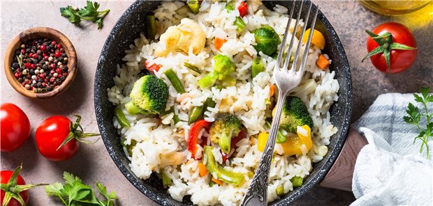 Vegane Kost ist bei vielen Menschen beliebt.  Möglicherweise bekommen sie  bei einer solchen Ernährungsweise aber zu wenig Nährstoffe, die relevant für gesunde Knochen sind.