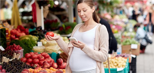 Wie wirkt sich vegane Ernährung auf das Wachstum des ungeborenen Kindes aus? Kontrolle der Nährstoffaufnahme ist bei schwangeren Veganerinnen besonders wichtig.