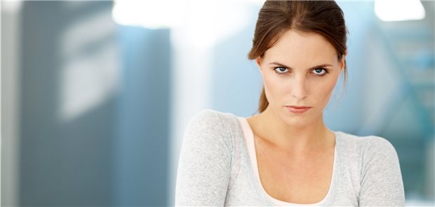 Verärgert blickende Frau (Symbolbild).