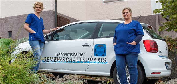 Verah vor dem TMA-Auto, mit dem Hausbesuche gefahren werden. Die Gemeinschaftspraxis Gebhardshain nimmt am TMA-Projekt teil.