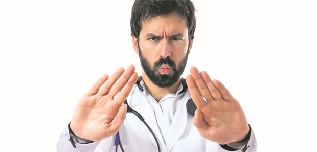 Prävention als strategisches Schutzschild Verbal und mit Gesten auf Abstand zu aggressiven Patienten zu gehen, ist ein Ansatz, um Gewalt in der Praxis vorzubeugen.