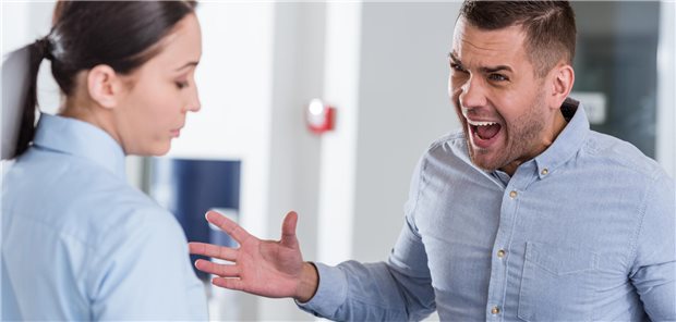 Verbalen Ausbrüchen der Patienten und tätlichen Angriffen sehen sich auch Ärzte und ihre Praxisteams gegenüber. (Symbolbild)