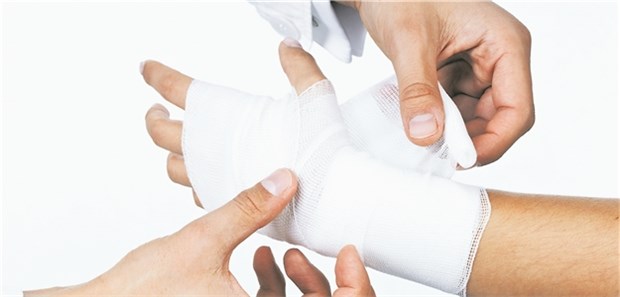 Verbandwechsel: Bei der postoperativen Behandlung kommt es auf den Auftrag des Operateurs an.