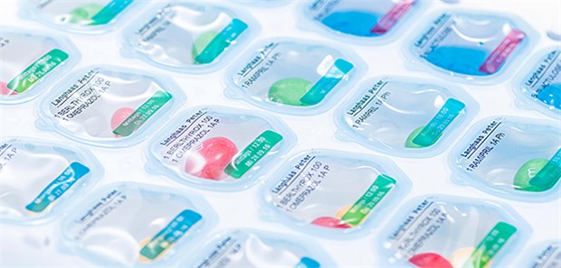 Verblisterung auch von flüssigen Arzneien möglich Verblisterung von Tabletten und flüssigen Arzneimitteln in einem Bechersystem.