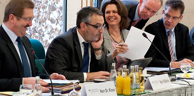 Bund und Länder beraten über Dioxin-Skandal Verbraucherschutzministerin Ilse Aigner (Mitte) bei der Sondersitzung mit ihren Länderkollegen am Dienstag.