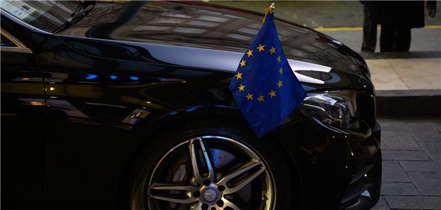 Verbrenner unter der Flagge Europas: Ursprünglich wollte die EU-Kommission, dass Autos mit Verbrennermotor ab 2035 in der EU nicht mehr zugelassen werden dürfen. Angesichts der kriselnden Autoindustrie könnte es hier zu einer Rolle rückwärts kommen. Davor warnen mehrere Hundert Ärzte aus Europa in einem offenen Brief.