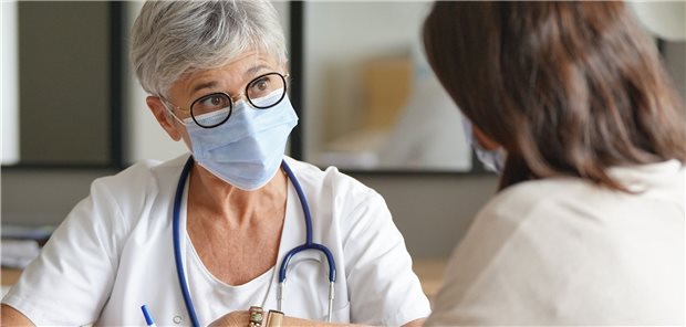 Verdacht auf Corona? Bei längerer Beratung könnte die GOÄ-Nr. 34 indiziert sein.