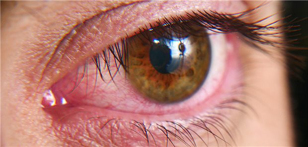 Ärztin palpiert eine Patientin unterhalb der Wangen.