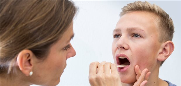 Deutlich weniger Tonsillektomien Verdacht auf Tonsillitis? Vor allem in der Altersgruppe der 10- bis 17-Jährigen ist die Zahl der Tonsillektomien in der Zeit des Lockdowns gesunken.