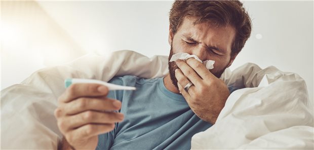 Weniger Long- und Post-COVID-Fälle, aber trotzdem lange Ausfallzeiten Mann mit Schnupfen und Thermometer