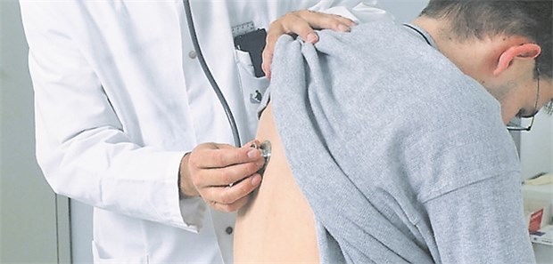 Verdacht auf eine Pneumonie: Bei der Therapieentscheidung kann ein Test auf Procalcitonin helfen.