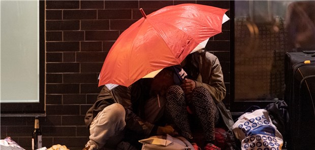 25 Jahre Druckräume in Frankfurt Verdeckt unter einem Regenschirm konsumieren Abhängige im Bahnhofsviertel Drogen. Nur ein Teil der Junkies nimmt das Angebot der Drogenhilfe-Einrichtungen an und kommt zum Konsum in die Druckräume.