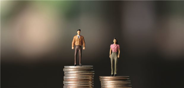 Mann und Frau auf einem Geldstapel, wobei er auf mehr Münzen steht als sie.