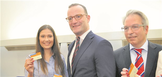 Widerspruchslösung oder nicht? Das ist hier die Frage Vereint für Organspenden: Patientin Karin Kukshaus, Bundesgesundheitsminister Jens Spahn und der Leiter des UKSH-Transplantationszentrums, ProfessorFelix Braun (von links).