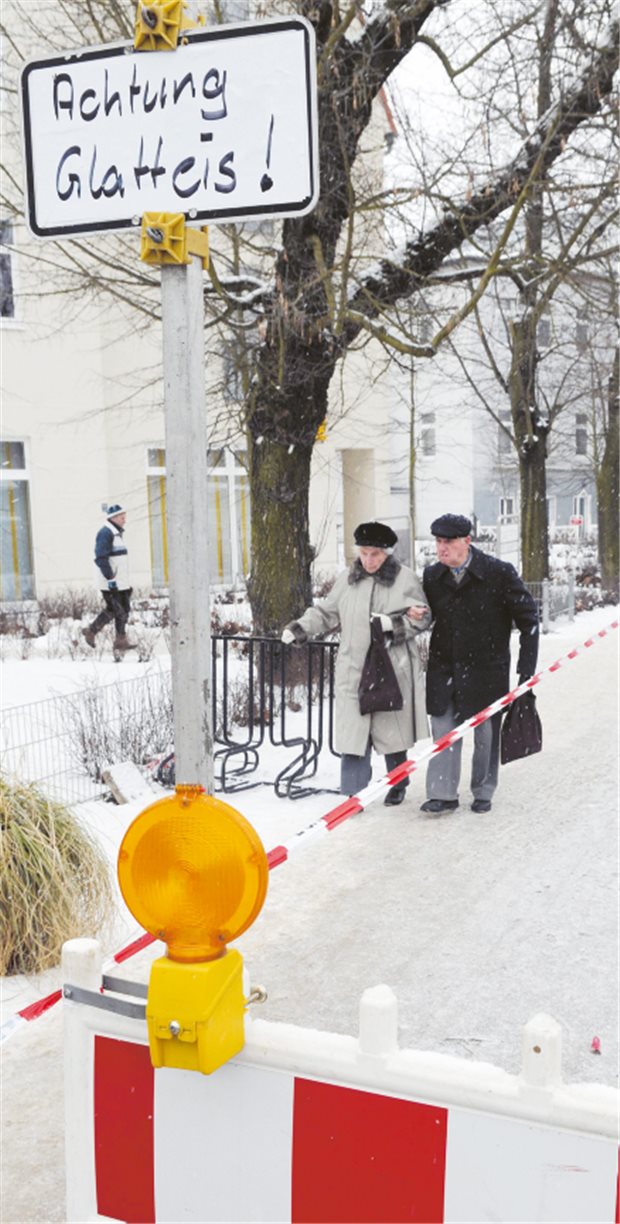 Schnee, Eis und volle OP-Säle Vereiste Gehwege: für Fußgänger ein höllisches Pflaster. © imago/Friedel