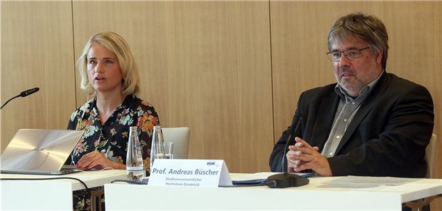 VdK: Pflegebedürftige zu Hause wurden in der Corona-Pandemie vergessen Verena Bentele, VdK-Präsidentin, und Andreas Büscher, Professor für Pflegewissenschaft an der Hochschule Osnabrück und Wissenschaftlicher Leiter des Deutschen Netzwerks für Qualitätsentwicklung in der Pflege (DNQP) bei der Vorstellung der Studie „Die Vergessenen der Pandemie“ des Sozialverbands VdK.