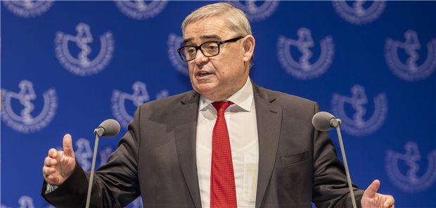 Verfassungsrichter und Ex-Ministerpräsident des Saarlandes Peter Müller hielt beim Deutschen Ärztetag einen flammenden Appell für die Freiberuflichkeit und die Selbstverwaltung im Gesundheitswesen.
