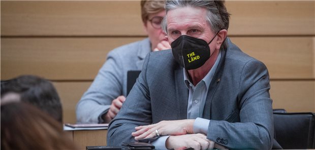 Verfolgte die Debatte über den gegen ihn gerichteten Entlassantrag, ergriff aber nicht das Wort: Baden-Württembergs Gesundheitsminister Manfred Lucha (Grüne) am Donnerstag im Landtag in Stuttgart.
